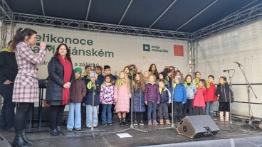 Školní pěvecký sbor Piánko vystoupil na velikonočních trzích na Mariánském náměstí