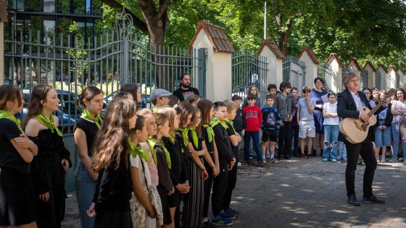 Školní pěvecký sbor Piánko zazpíval při vystoupení Elvise i při slavnostním zahájení výstavby nové jídelny a tělocvičny