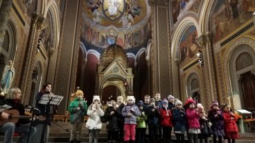 ZÁZNAM: Škola přivítala Vánoce koncertem v kostele. Vysílali jsme živě